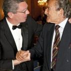 En la imagen, Gallardón saluda al escritor Antonio Gala durante los premios de periodismo González Ruano celebrados en mayo de 2008.