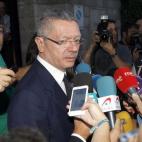 Gallardón responde a los periodistas tras acudir a la capilla ardiente de Isidoro Álvarez, presidente de El Corte Inglés, en septiembre de 2014.