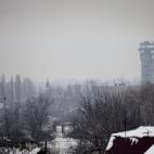 Vista desde Donetsk de la torra de control mellada del aeropuerto.