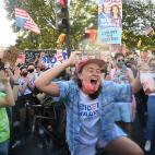 Una mujer celebra la victoria de Biden en la plaza Black Lives Matter, en Washington.