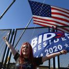 Mandy McHale, una seguidora de Biden, celebra el resultado en Wilmington, Delaware.
