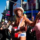 Robert John Burck, m&aacute;s conocido como Naked Cowboy, celebra la victoria de Biden en Times Square, en Nueva York.