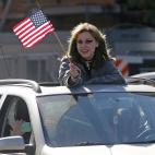 Una chica celebra desde su coche la victoria de Biden.