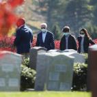 Joe Biden visita con su familia la tumba de su hijo Beau Biden