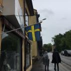 Una de las calles del pueblo, con la bandera de Suecia.