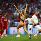 MADRID, SPAIN - JUNE 01: A streaker enters the pitch during the UEFA Champions League Final between Tottenham Hotspur and Liverpool at Estadio Wanda Metropolitano on June 01, 2019 in Madrid, Spain. (Photo by Chris Brunskill/Fantasista/Getty Images)