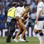 naked female streaker during the UEFA Champions League final match between Tottenham Hotspur FC and Liverpool FC at Estadio Metropolitano on June 01, 2019 in Madrid, Spain(Photo by VI Images via Getty Images)