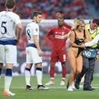 MADRID, SPAIN - JUNE 01: Harry Winks of Spurs looks on as a female streaker is escorted off the pitch by a steward during the UEFA Champions League Final between Tottenham Hotspur and Liverpool at Estadio Wanda Metropolitano on June 1, 2019 in M...