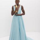 Fue la revelación de la alfombra roja en 2014. El nombre de la keniata fue el más repetido dentro y fuera de la gala. Se hizo con el Oscar a Mejor actriz revelación por 12 años de esclavitud y por su Prada con escote en V.