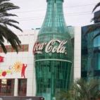 En pleno corazón turístico de Las Vegas se encuentra Coca-Cola World, una tienda oficial de Coca-Cola en la que parte del edificio tiene forma de botella de este famoso refresco. En él se pueden encontrar todo tipo de productos de merchandis...