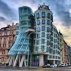 Diseñado por el arquitecto checo-croata Vlado Milunic en colaboración con, cómo no, Frank Gehry, este peculiar edificio quiere emular a dos bailarines a las orillas del río Moldava. Se finalizó su construcción en el año 1996 y aunque en s...