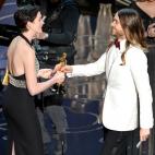 Jared Leto recibe el premio al mejor actor secundario de manos de Anne Hathaway.