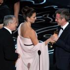 Spike Jonze gana el premio al mejor guión original por 'Her'. Se lo entregan Robert de Niro y Penélope Cruz.