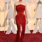 La candidata a mejor actriz por Perdida, con un vestido rojo de Givenchy.