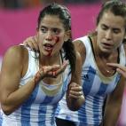 La argentina Mariela Scarone es golpeada por el palo de hockey de la competidora holandesa en el partido por la medalla de oro el pasado viernes 10 de agosto.