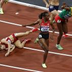 La corredora estadounidense Morgan Uceny cae al momento en que tropieza con la keniana Hellen Onsando Obiri y la etiope Abeba Aregawi trata de evadirla durante la final de la carrera de los 1500 metros planos, el pasado viernes 10 de agosto.
