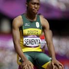 La corredora sudafricana Caster Semenya se lastima durante la carrera de relevos en Londres 2012.