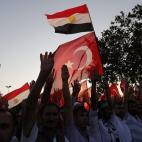Manifestantes turcos a favor de Morsi ondean banderas de Egipto y de Turquía, el único país que ha calificado la deposición del presidente egipcio de "golpe de Estado".
