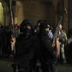 Dos policías egipcios montan guardia en una habitacion de la mezquita al-Fath, que ha servido de refugio a los partidarios del depuesto Morsi y donde partidarios del Ejército y seguidores de los Hermanos Musulmanes tuvieron un tiroteo durante ...