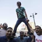 Simpatizantes de los Hermanos Musulmanes se manifiestan frente a la mezquita Al Istkama en la plaza de Giza, al sur de El Cairo.
