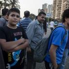 Jóvenes seguidores se congregan a la orilla del Nilo para protestar por los muertos durante las protestas del día de la ira.