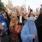 Mujeres musulmanas protestan en la plaza cairota Roxy por los muertos durante los enfrentamientos.