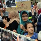 Manifestantes a favor de Morsi en una marcha en Paris muestran una pancarta con Obama como el Anticristo y el jefe del Ejército egipcio, el general Abdel Fattah al-Sisi, como un nazi.