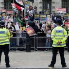 Más de 100 manifestantes mostraron su apoyo a Morsi el domingo frente al número 10 de Downing Street, residencia del Primer Ministro británico, en el centro de Londres.