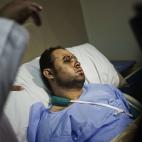 Un agente de la policía egipcia se recupera en el hospital de heridas sufridas durante los enfrentamientos contra los simpatizantes de los Hermanos Musulmanes. Al menos 70 agentes murieron la semana pasada durante las protestas en el país.