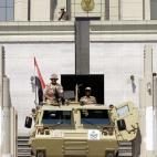 Soldados apostados a las puertas de la corte constitucional egipcia en El Cairo, autorizados a abrir fuego contra los manifestantes que pusieran en peligro edificios institucionales.