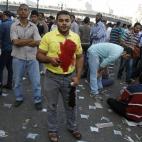 Un manifestante a favor de los Hermanos Musulmanes marcha con las ropas ensangrentadas por el barrio de Abbassiya en El Cairo durante el pasado viernes de la ira.