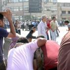 Simpatizantes de los Hermanos Musulmanes, uno de ellos armado, durante las protestas en el puente del 15 de mayo en El Cairo.