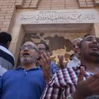 Rezos durante el funeral de Ammar Badie (38), hijo del guía supremo de los Hermanos Musulmanes, Mohammed Badie. El hijo del líder falleció durante los enfrentamientos del día de la ira en la plaza de Ramsés.