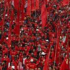 Miles de personas han teñido de rojo la marcha en Jakarta, Indonesia, con motivo del Día del Trabajador