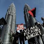Un grupo anarquista ha llevado su protesta a las torres Petronas para protestar contra el aumento del coste de vida en el país.