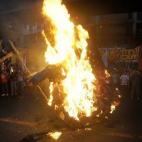Los manifestantes de la capital filipina queman un monigote con la forma de su presidente, Benigno Aquino, en el centro de Manila.