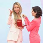 Ayuso entrega la medalla a la empresaria Alicia Koplowitcz.