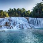 Estas increíbles cascadas, Reserva Especial de la Biosfera, son uno de los entornos naturales más asombrosos de Centroamérica. El azul turquesa de sus aguas y la calma del lugar ejercerán una fuerza sobre ti, como si de un imán se tratara, ...