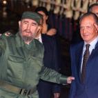El rey Juan Carlos I y Fidel Castro saludan en el aeropuerto de La Habana (Cuba) el 14 de noviembre de 1999. 