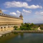 Felipe II mandó construir su edificio más conocido, el Real Monasterio de San Lorenzo de El Escorial. Este complejo incluye el Palacio Real, con su biblioteca y su basílica. El Escorial también es conocido por la Casa Peláez o el Teatro Rea...