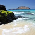Si te resistes a abandonar el verano, escápate a Lanzarote. En la isla puedes conocer el Parque Nacional de Timanfaya, paisajes geológicos que parecen sacados de otro planeta o sus maravillosas playas.
