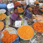 Mujeres de Alirajpur, a 450 km de Bhopal, en India, venden alimentos en los días previos a la fiesta de Holi. Se celebran grandes festivales gastronómicos en los que, además, se trata de que se encuentren los más jóvenes de la comunidad y s...