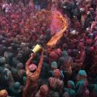 Un hombre lanza su carga de colores en Nandgaon, al norte de India. Los hombres cantan canciones provocadoras para hacerse notar ante las mujeres en esta fiesta, cuyo epicentro es la fertilidad de los hombres y la tierra.