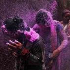 Unas mujeres se protegen de los sprays en el templo de Bankey Bihari, en Vrindavan, al norte del país. Los hombres tratan de cortejarlas con su explosión de color.