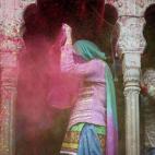Una mujer se protege de los lanzamientos de polvo de colores en el norte de India. La fiesta de Holi tiene una duración de entre tres y cinco días.