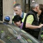 Rosario Porto llora mientras es introducida en el coche de la Guardia Civil tras el registro de su casa.