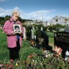 Margaret McKinney muestra la fotograf&iacute;a de su hijo Brian ante su tumba. El IRA asesin&oacute; al muchacho en 1978, hizo desaparecer su cad&aacute;ver y neg&oacute; su implicaci&oacute;n en el crimen hasta que en 1999 facilit&oacute; infor...