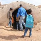 Hoy en día no hay un lugar seguro en Siria para que los niños aprendan o jueguen. Usan instalaciones subterráneas como refugio, sótanos y cuevas para protegerse de una guerra en la que han crecido sin conocer otra cosa.