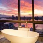 Quienes se alojen en el Trump Soho de Nueva York podrán contemplar algunos de los edificios más conocidos de la ciudad mientras toman un baño relajante o se lavan los dientes. A través de sus ventanales, que se extienden de suelo a techo, se...