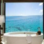 Si alguna vez has soñado con el paraíso, seguramente se parecía mucho a Bora Bora. El hotel Hilton Nui Resort & Spa ofrece a sus huéspedes la posibilidad de materializar ese sueño. Meterse en la bañeras es sumergirse, literalmente, en el p...